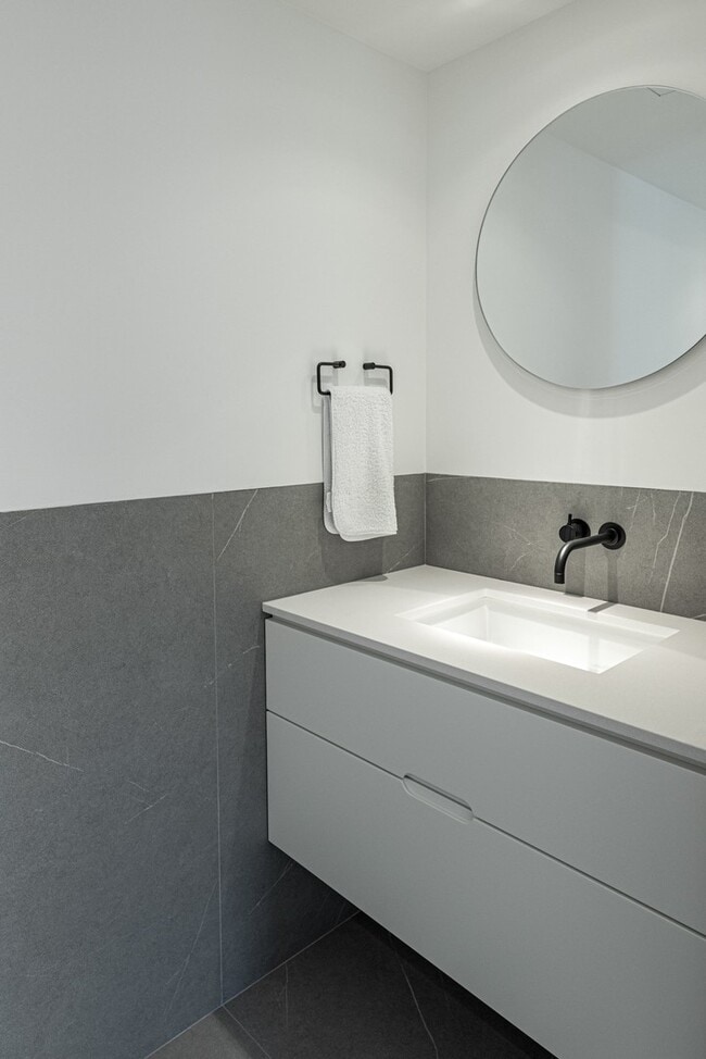 Building Photo - 1917 S Calumet Ave