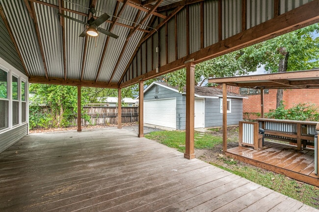 Building Photo - 326 Simon St