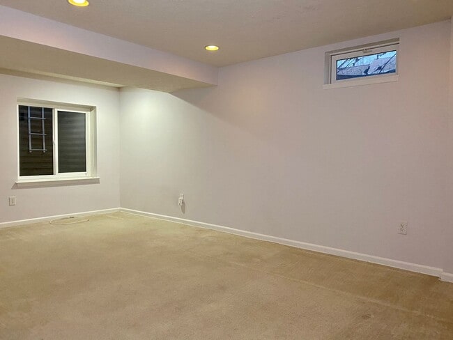 Building Photo - Charming 4 Bedroom/2.5 Bathroom in White M...