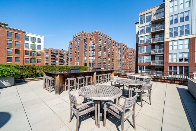 Building Photo - 1100 Maxwell Ln