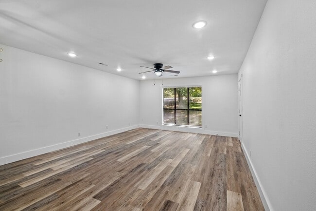 Building Photo - 4024 E Wagon Wheel Rd