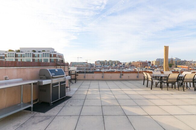 Building Photo - Luxury U St Condo | 2 Bed + Den | 2 Bath | 1,350 Sf | Large Balcony | 1 Garage Parking Space