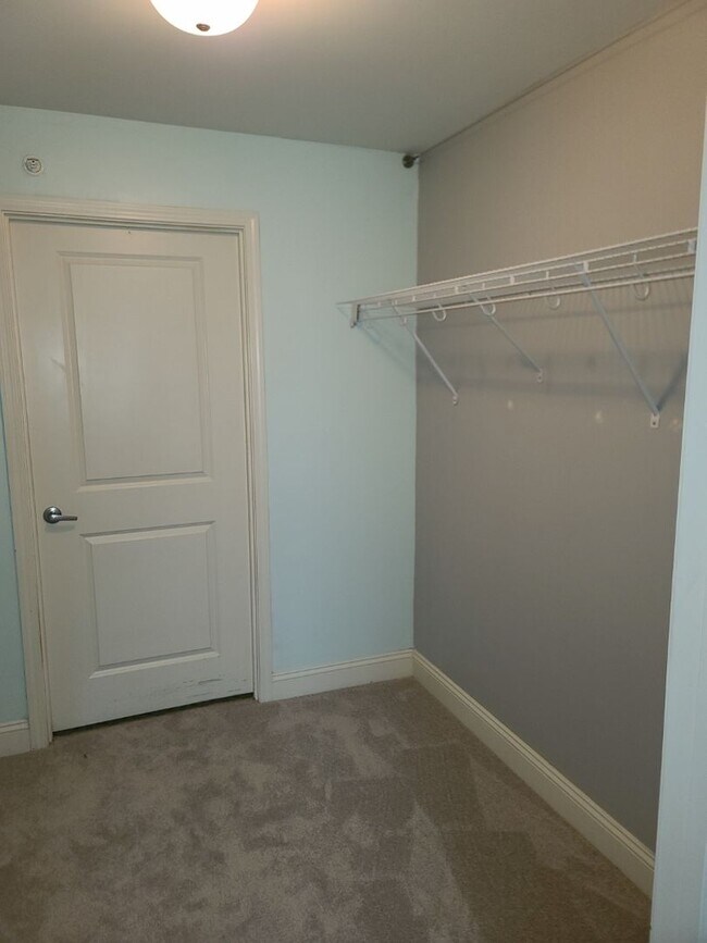 Building Photo - Gorgeous 1 bedroom, 1 bathroom condo in Mo...