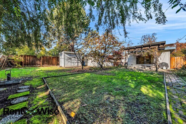 Building Photo - Present PM-Midtown Palo Alto Beauty-New Floors-Remodeled Bathrooms-Big Yard