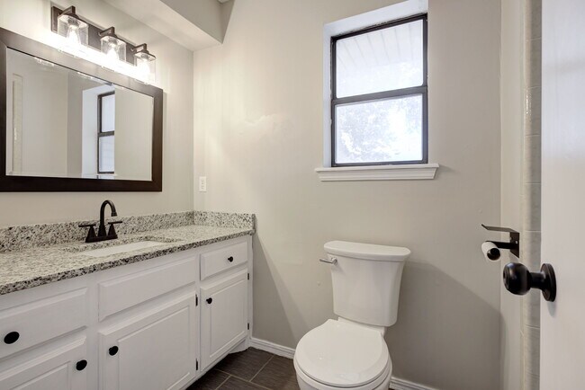 Building Photo - 605 Springwood St