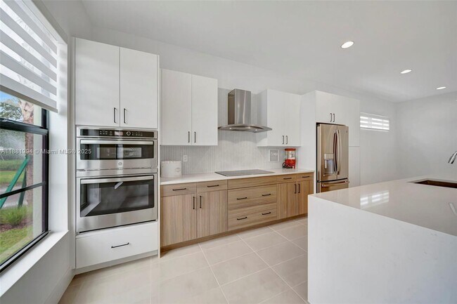 Building Photo - 1454 NW 23rd Ave