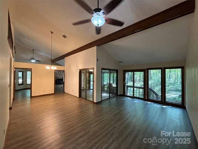 Building Photo - 217 Raintree Dr