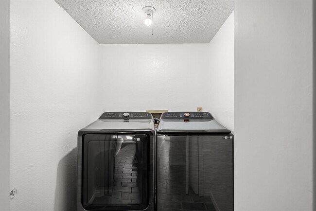 Building Photo - 8303 Wexford Dr