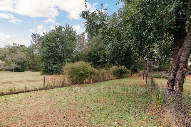 Building Photo - 160 Jockey Club Dr