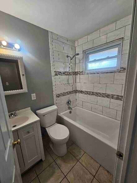 Building Photo - 5 Willow Dr