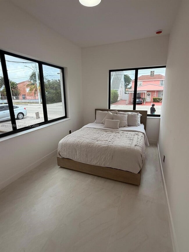 Building Photo - 2436 SW 7th St