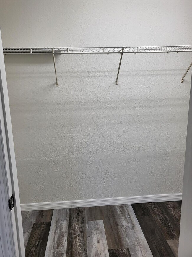 Building Photo - 2040 SE Avon Park Dr