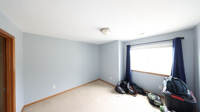 Building Photo - 5 Bed 2.5 Bath - Group - Dog Friendly - Fu...