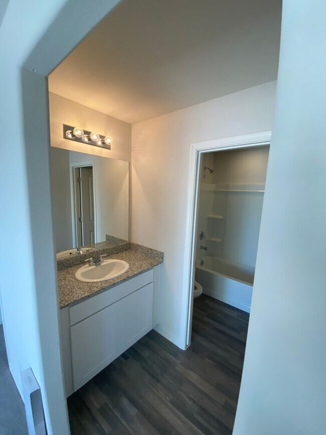 Building Photo - SHORT TERM /FREE RENT CALL FOR DETAILS