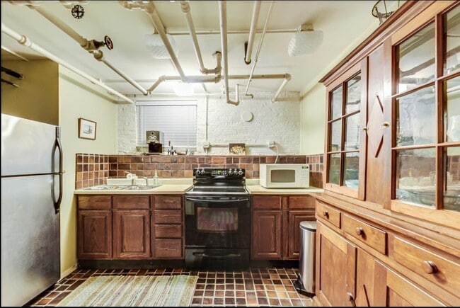 Building Photo - 940 W Cuyler Ave