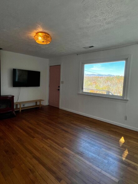 Building Photo - 125 Berry Mountain Rd