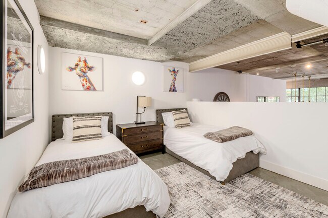 Building Photo - 300 Beale St