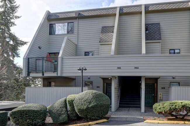 Building Photo - Beautiful Remodeled 2bd, 2ba condo in Amazing Redmond Location!