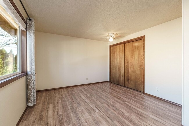 Building Photo - Updated 1 Bed / 1 Bath Upper-Level Condo with Balcony, Garage & A/C — Gated Community!