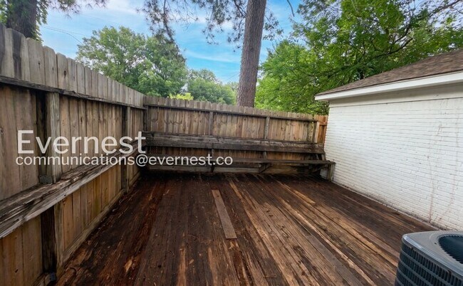 Building Photo - Cozy Home with Fenced Yard and Parking. / 3 Bed & 1 Bath / Availability Now!