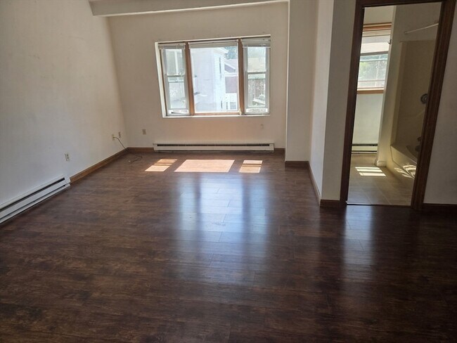 Building Photo - 118 Elm St