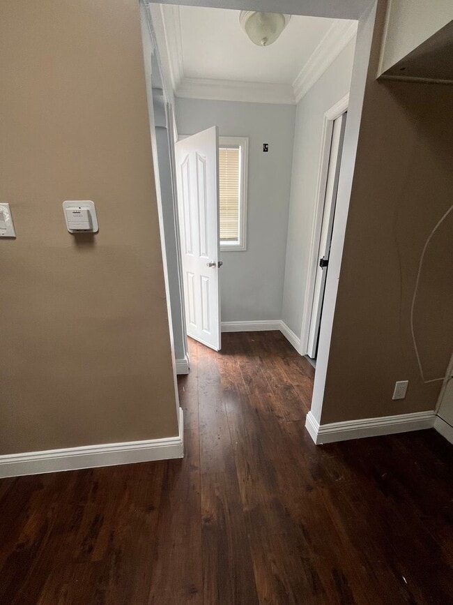 Building Photo - 3 Bedroom 1.5 Bath Back house