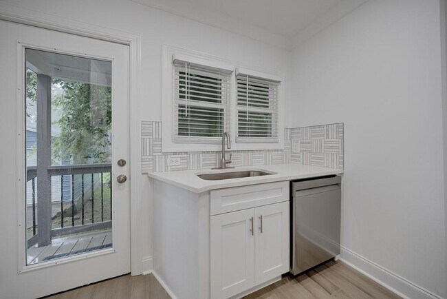 Building Photo - 593 Lynnhaven Dr SW