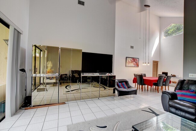 Building Photo - 22667 Meridiana Dr