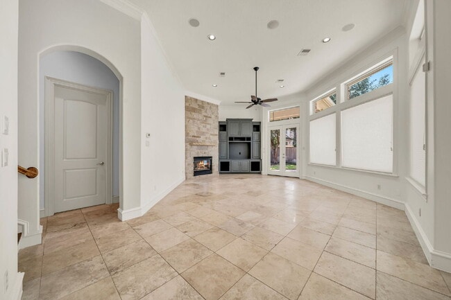 Building Photo - Exceptional 5-bedroom home (2 down) in des...