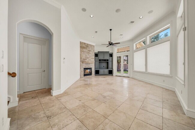 Building Photo - Exceptional 5-bedroom home (2 down) in desirable Woodlands Country Club with landscape & pool mai...