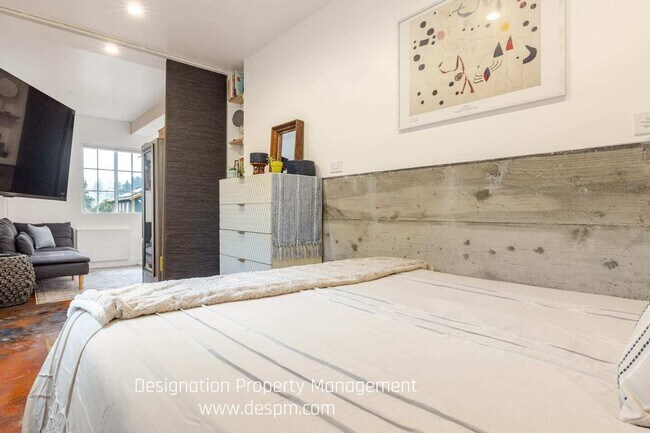 Building Photo - Roy