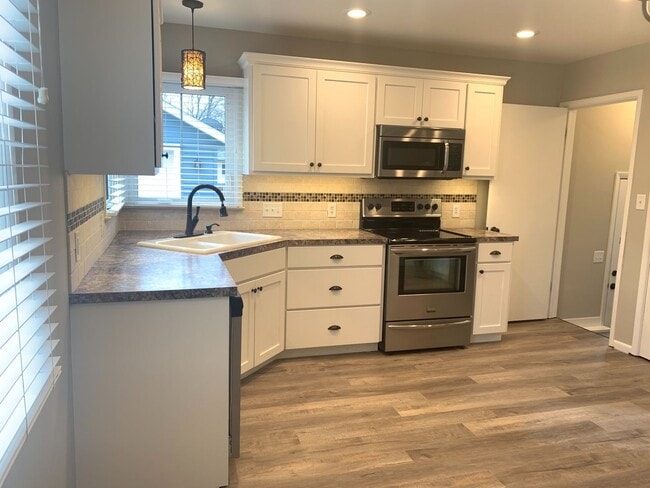 Building Photo - Completely remodeled 4 bedroom home! Hudsonville Schools