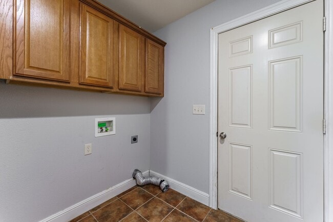 Building Photo - Great size duplex in Gravette!