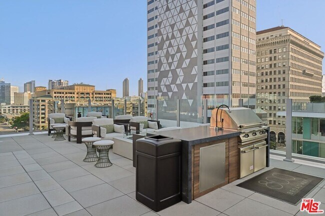 Building Photo - 800 Broadway