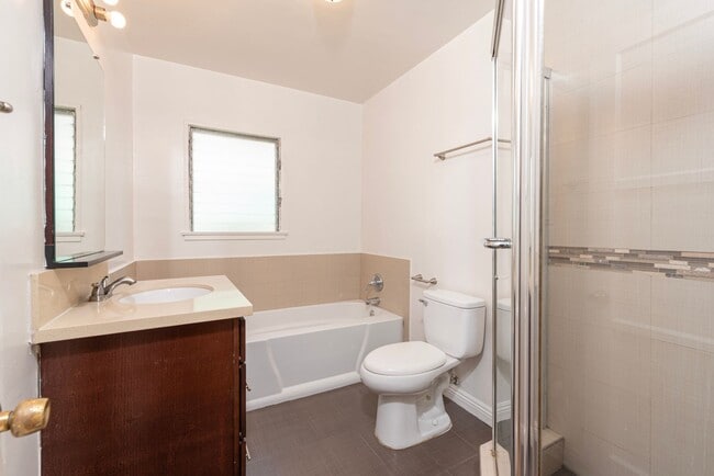 Building Photo - 3 bedroom/2bathroom front house in N. Alha...