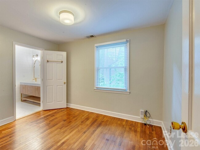 Building Photo - 2329 Kingsbury Dr