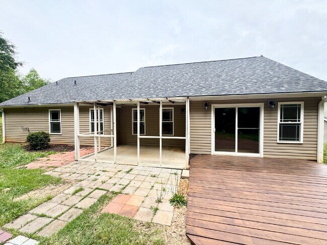 Building Photo - 3 Bedroom, 2 Bath w/ Immediate Availability in Walhalla