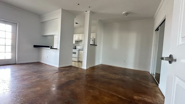 Building Photo - 860 N Orange Ave