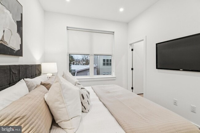 Building Photo - 30 W Allens Ln