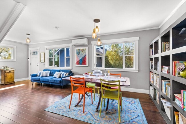Building Photo - 5bd/2.75ba Seattle Home