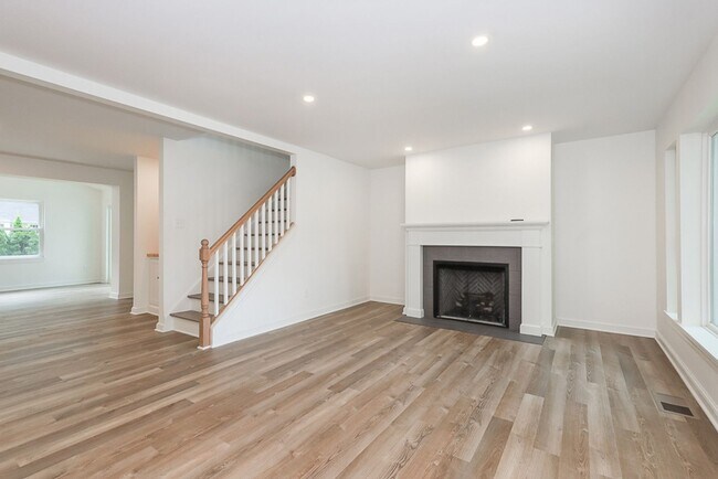 Building Photo - Four bedrooms/2.5 Baths Newly Remodeled Bay Village Home!