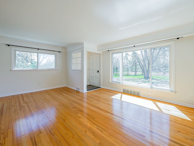 Building Photo - Spacious 3BR Home with Expansive 1-Acre Lot!