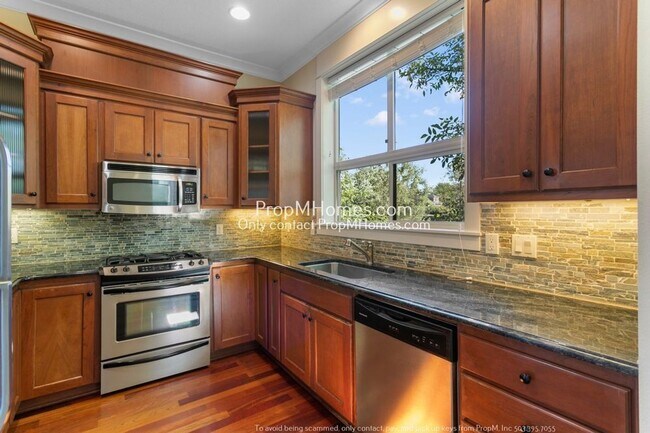 Building Photo - Luxury Two Bedroom Townhouse in NE!