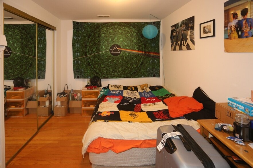 Building Photo - 1434 W Belle Plaine Ave