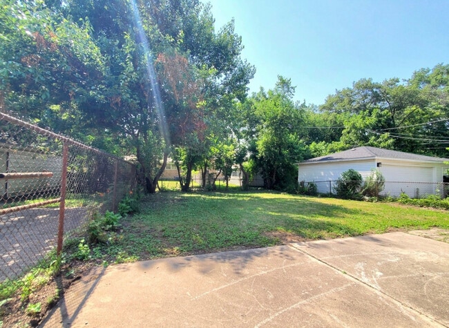 Building Photo - 14424 Sanderson Ave