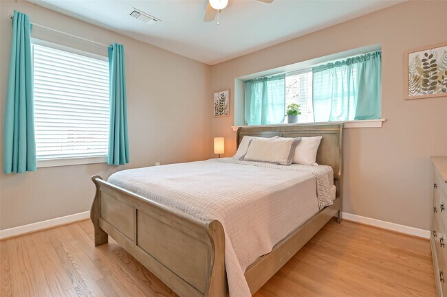 Building Photo - 5330 Hialeah Dr