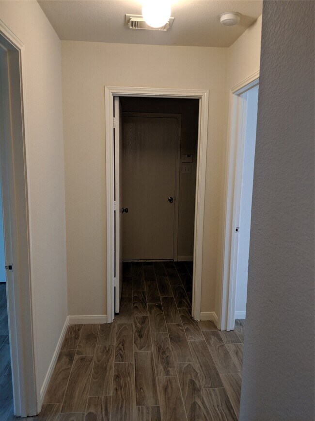 Building Photo - 2027 James Madison Dr