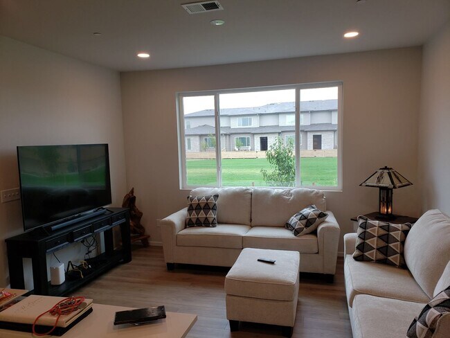 Building Photo - Stunning 3 Bed 2.5 Bath Home in Timnath, CO!