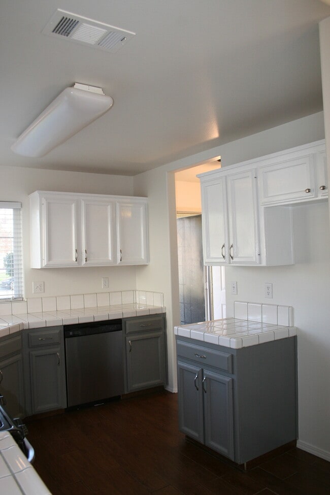 Building Photo - 703 Markham Way