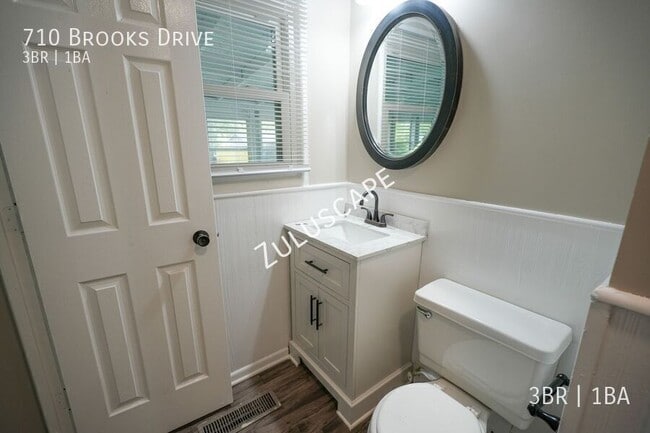 Building Photo - 710 Brooks Dr